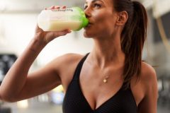 mujer Tomando creatina