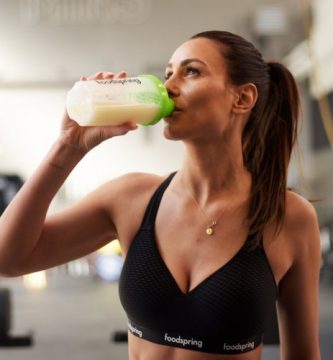 mujer Tomando creatina